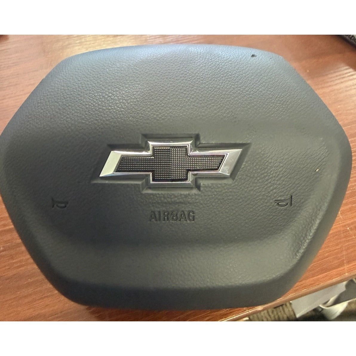 2024-2026 Chevy Traverse Driver Wheel Airbag 1 Plug Black Emblem OEM 85878603