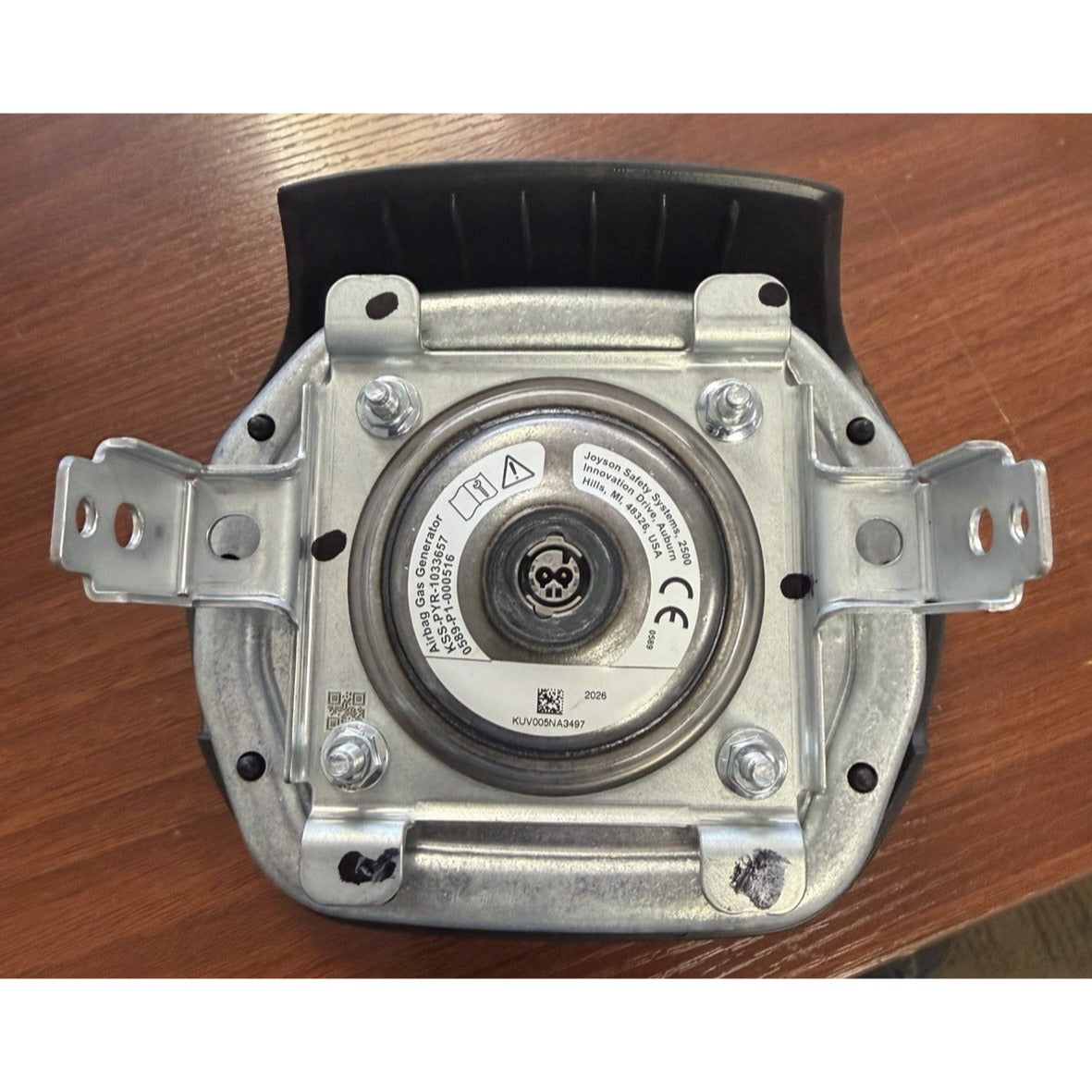 2024-2026 Chevy Traverse Driver Wheel Airbag 1 Plug Black Emblem OEM 85878603
