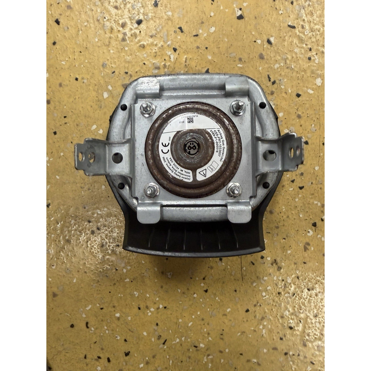 2024-2026 Chevy Traverse Driver Wheel Airbag Gold Emblem 1 Plug OEM 86553360