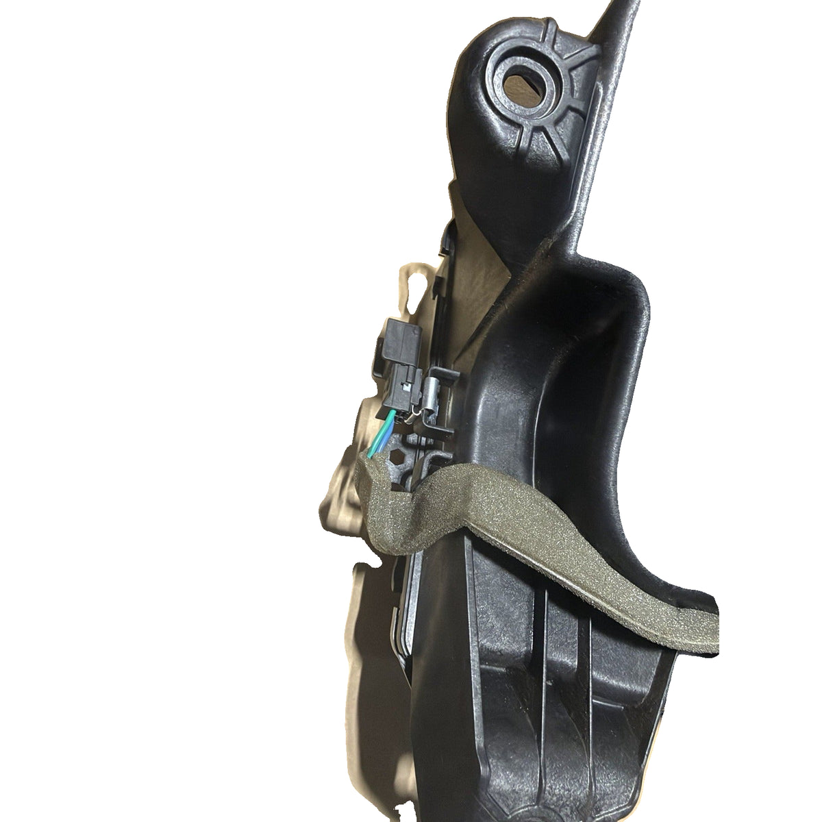 GM Bose 23297883 subwoofer wiring connector and mounting tab detail